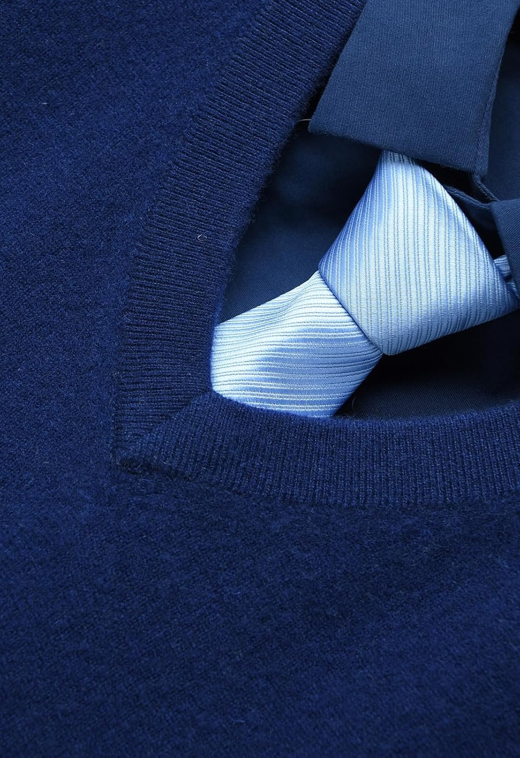 Men's V-Neck Cashmere Sweater — Dark Blue
