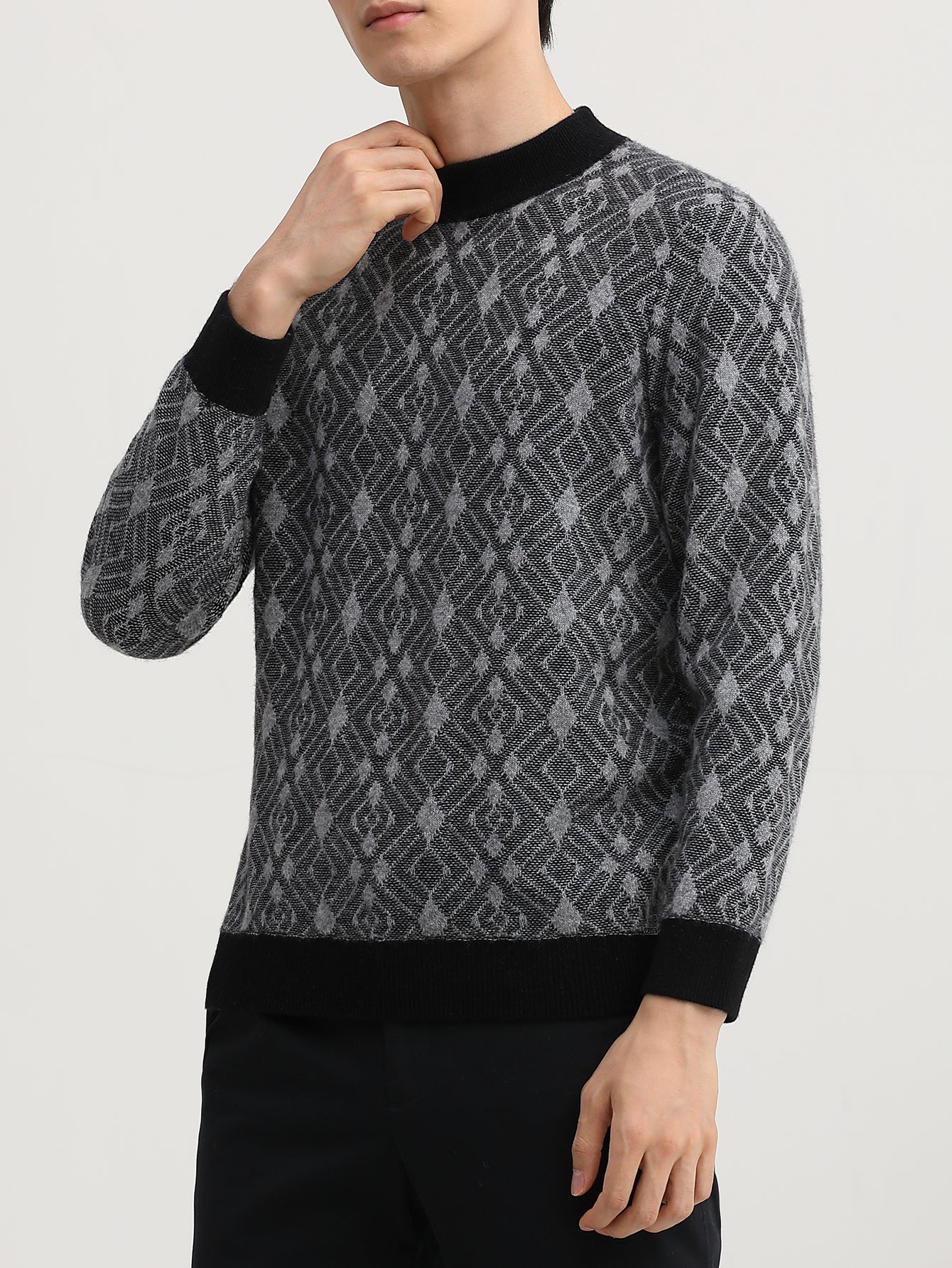 Men's long sleeved sweater with diamond square pattern round neck knit sweater