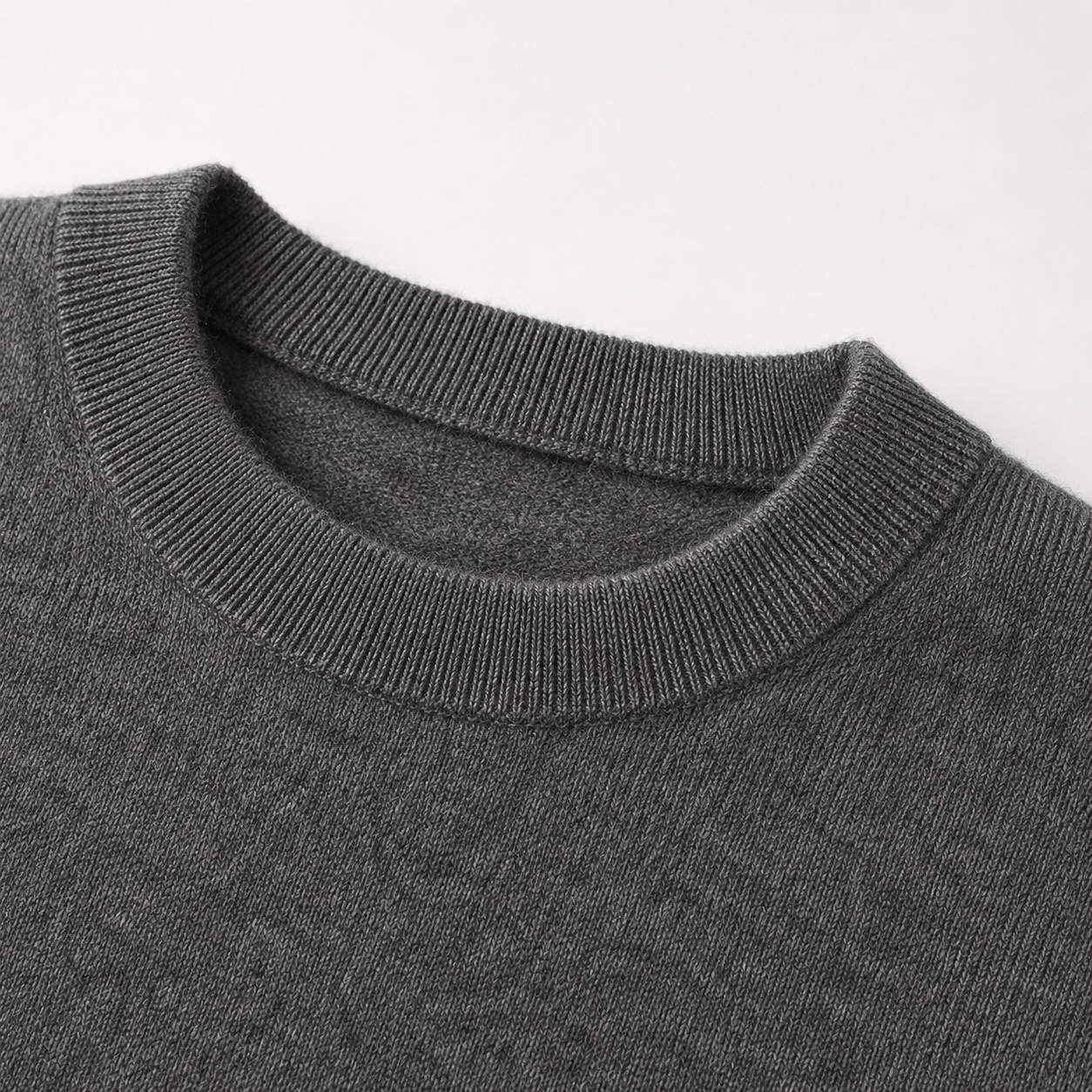 Essential Crew Neck Cashmere Sweater — Dark grey