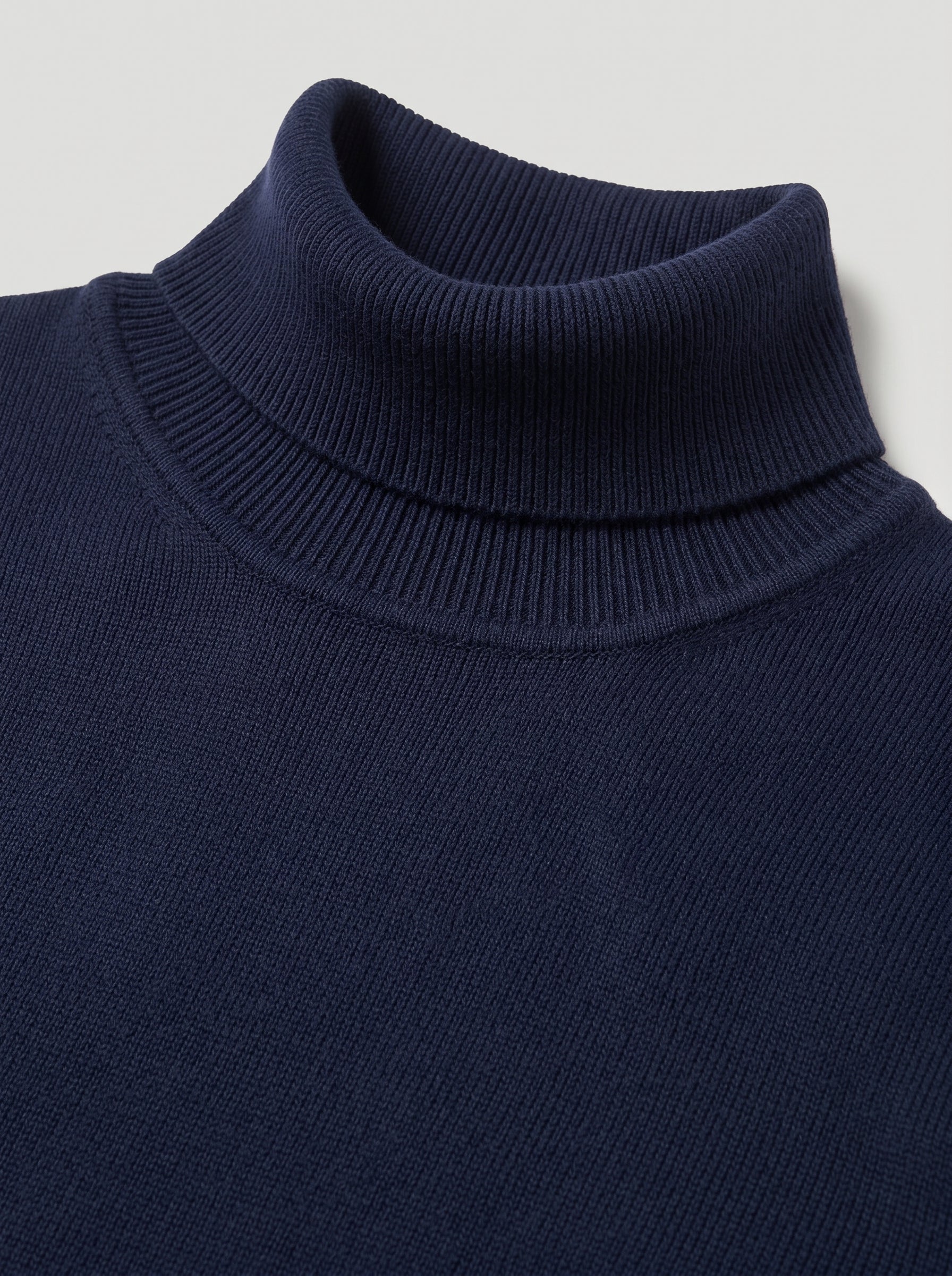 Lightweight Turtleneck Wool Sweater — Navy