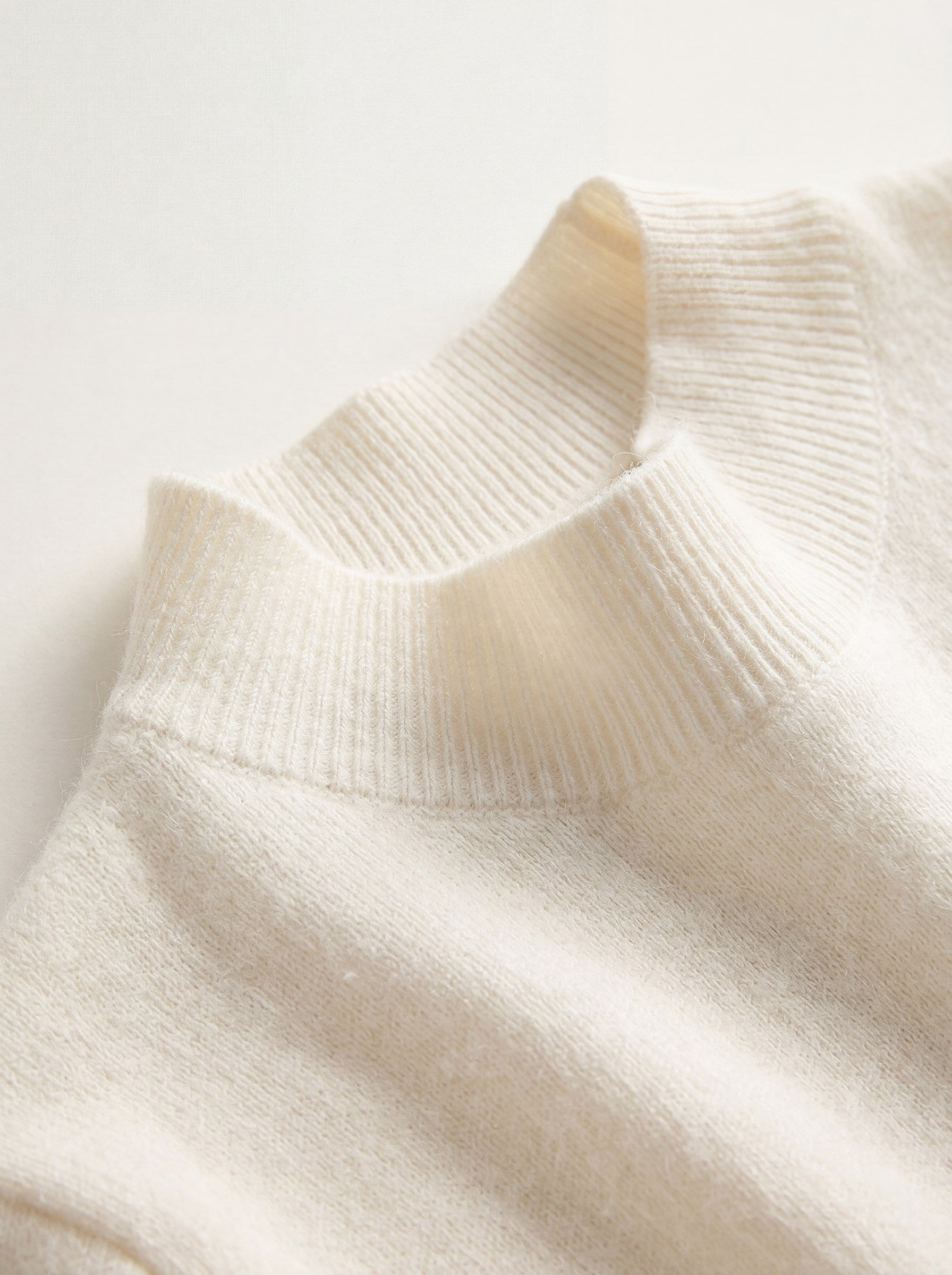 Women's Ribbed Mock Neck Sweater — White