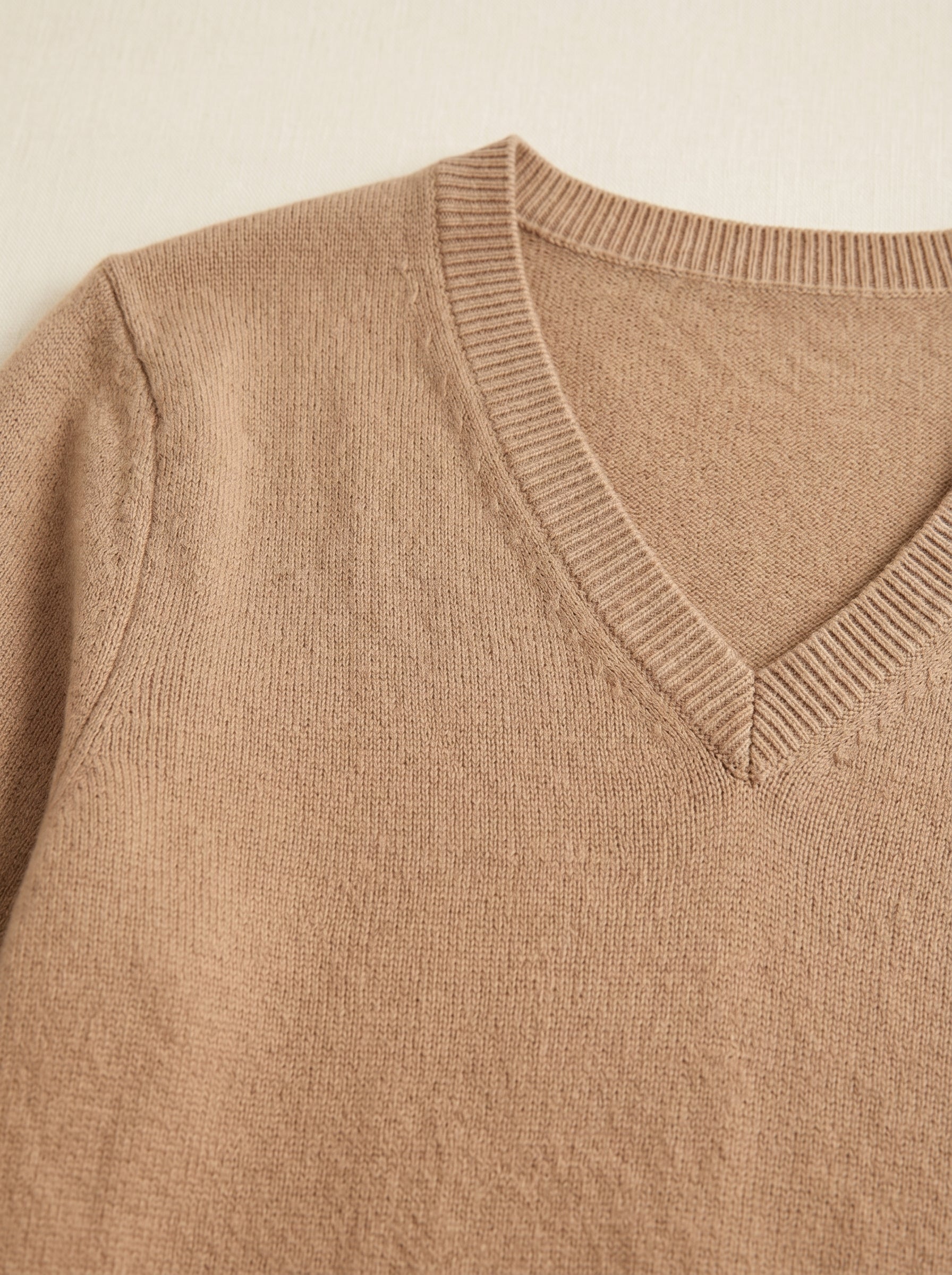 Women's Colorblock V-Neck Cashmere Sweater — Beige