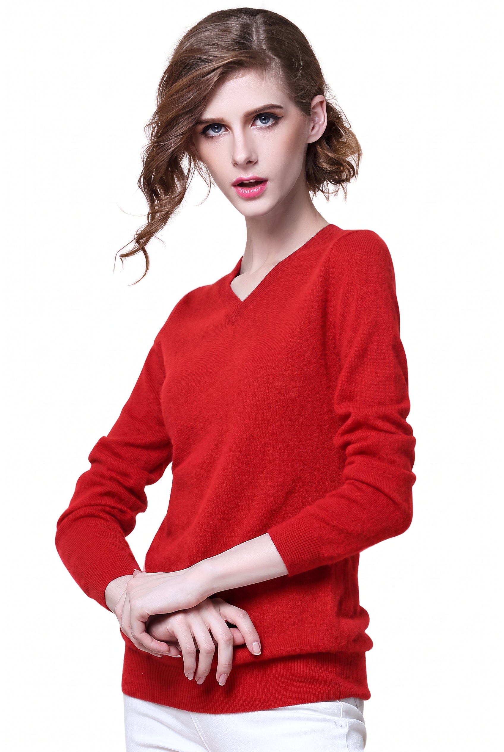 Women's V-Neck Cashmere Sweater - Tapestry red - model