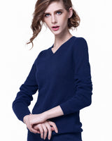 Women's V-Neck Cashmere Sweater - Dark blue - model