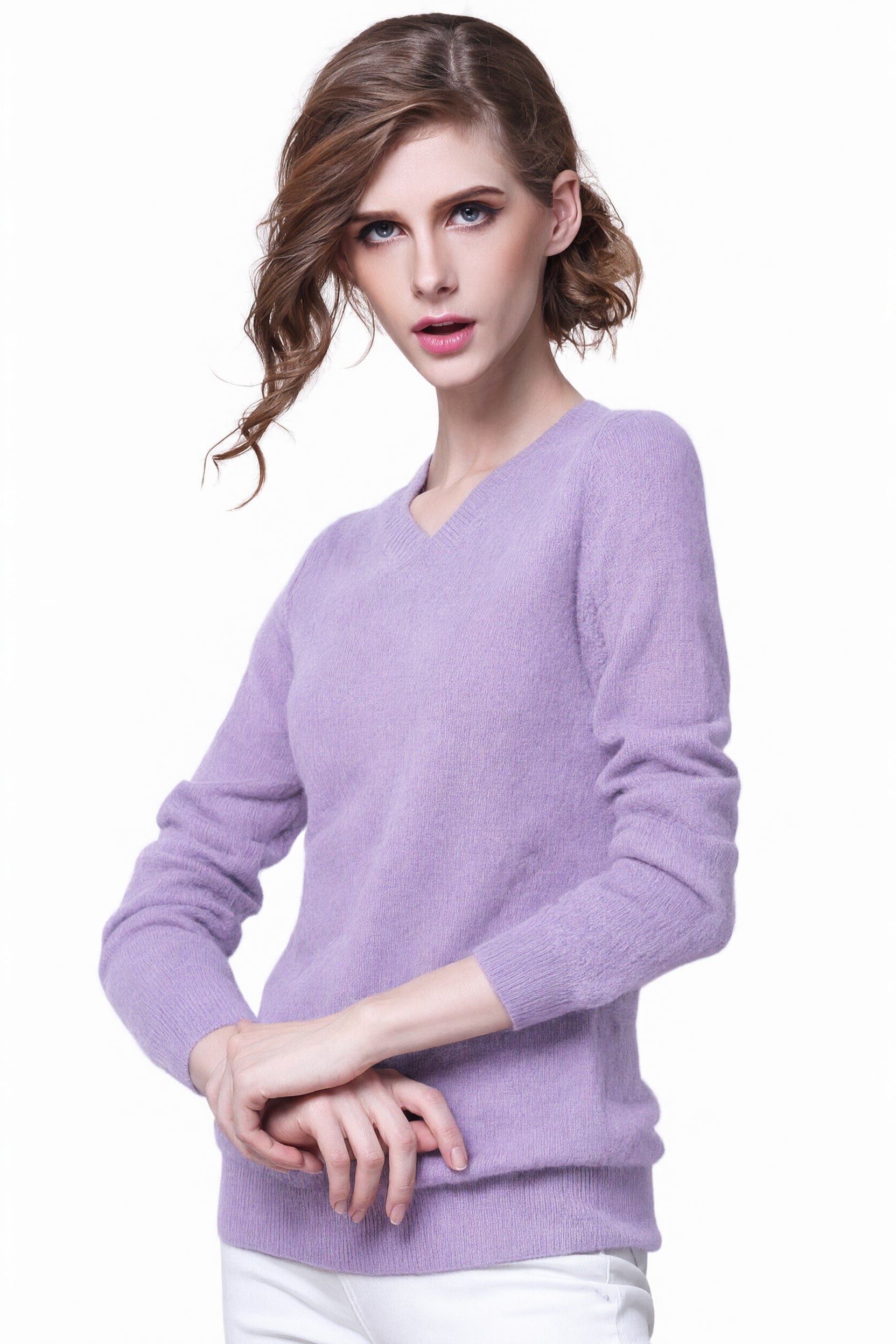 Women's V-Neck Cashmere Sweater - Light purple - model