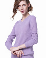 Women's V-Neck Cashmere Sweater - Light purple - model